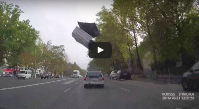 ”Acoperișuri” zburătoare pe străzile capitalei! Un șofer a evitat la limită un accident rutier. - Photo