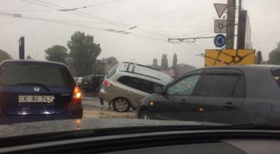 Ploaia face ravagii în capitală! Mai mulți șoferi au avut de suferit. - Photo