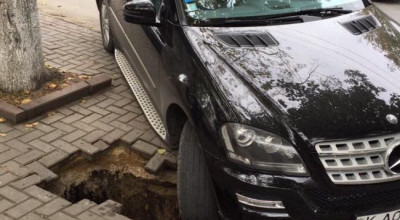 Acuma chiar ai grijă unde parchezi! Iată în ce groapă a căzut acest Mercedes-Benz ML! - Photo