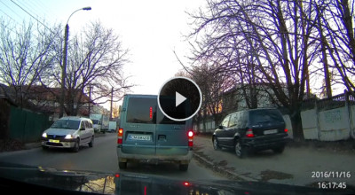 Când ai un Mercedes cu numere bulgăreşti trotuarele devin automat autostrăzi! (VIDEO) - Photo