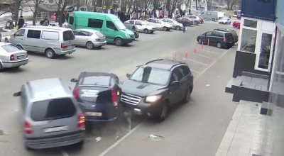 VIDEO: Se întâmplă în capitală. A tamponat două maşini, a dărâmat un gard şi a plecat de la locul accidentului... - Photo