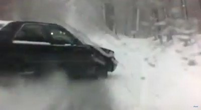 FAIL: Şoferul unui Mercedes-Benz W140 a aflat pe propria piele cât de lunecos poate fi pe şoseaua Munceşti (VIDEO) - Photo