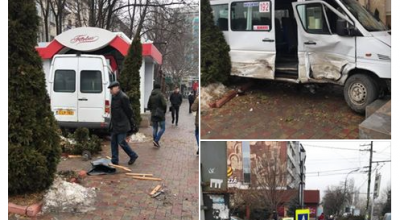 Accident cu implicarea unui maxi taxi din capitală! Sprinter-ul a fot proiectat într-o gheretă - Photo