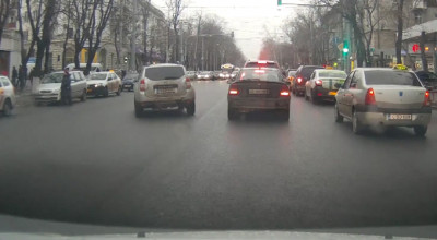 Şoferul acestui Duster a fost surprins de o cameră video încălcând flagrant regulamentul - Photo