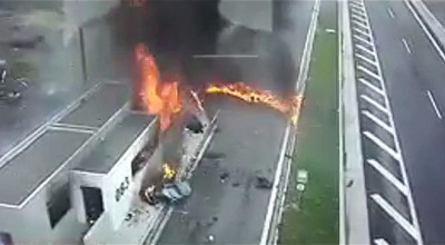 (VIDEO) Tragedie! Un Porsche a pierdut controlul pe autostradă şi s-a izbit într-o maşină parcată. Patru persoane au decedat... - Photo