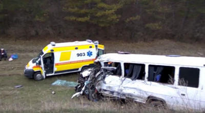 Accident grav pe traseul Chişinău-Bender! Un microbuz a fost tamponat de un camion - Photo