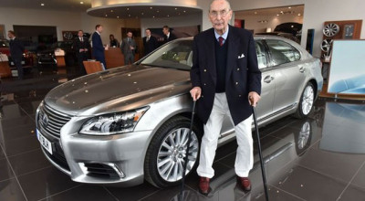 De ziua lui, şi-a comandat un Lexus LS. Bătrânul a împlinit 100 de ani iar dealerul i-a făcut o surpriză unică! - Photo