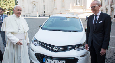 Papa Francis are un nou pop-mobil: Un Opel electric, Ampera-e - Photo