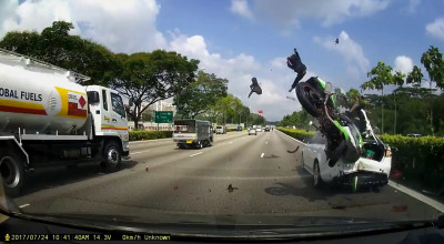 VIDEO: Un motociclist şi pasagerul său sunt în stare gravă la spital după ce s-au tamponat violent într-un Audi staţionat - Photo