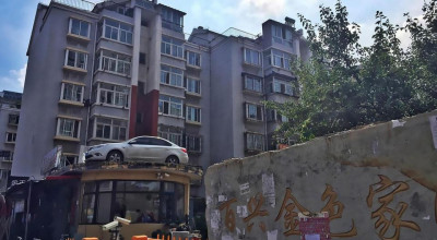 (VIDEO) A ajuns cuţitul la os! Drept răzbunare, un bărbat i-a cocoţat maşina femeiei pe acoperişul unui imobil - Photo