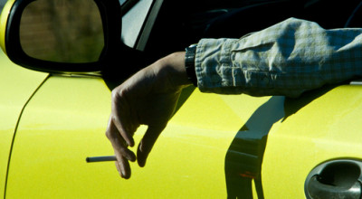 Sună ciudat, dar ai putea fi amendat dacă eşti prins conducând maşina cu o mână pe geam! - Photo