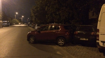 Moldovenii mai parchează şi aşa, atunci când nu au locuri. În caz că ţi-ai găsit maşina şifonată, să ştii - Photo