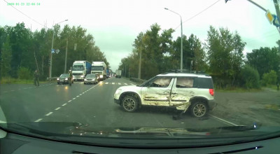 În Rusia, un tanc a intrat în derapaj tamponând o Skoda! - Photo