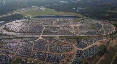 Priveşte bine! Toate aceste maşini sunt consecinţele uraganului Harvey. Unele au ZERO kilometri la bord! - Photo