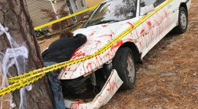 De Halloween şi-a înfipt maşina într-un copac! Vecinii speriaţi au alertat poliţia - Photo