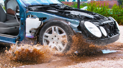 (VIDEO) Vezi în slow motion cum reacţionează suspensia unui automobil pe un drum avariat - Photo