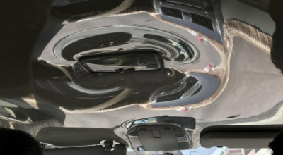 Un taximetrist şi-a acoperit interiorul maşinii cu peliculă, pentru a-l proteja mai bine de mizeria adusă de clienţi - Photo