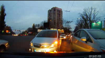 VIDEO: Doi şoferi încăpăţânaţi s-au blocat reciproc într-o intersecţie preţ de câteva minute! - Photo