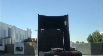 (VIDEO) Vezi primele imagini cu camionului Tesla surprins pe un drum public - Photo