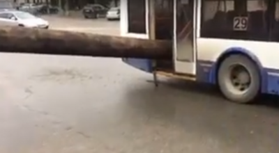 Final Destination? O ţeavă imensă a intrat într-un troleibuz de pe ruta 29! - Photo