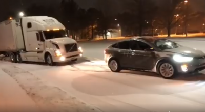 (VIDEO) Vezi cum Tesla Moldel X sare în ajutor şi tractează un camion blocat pe un drum înzăpezit - Photo