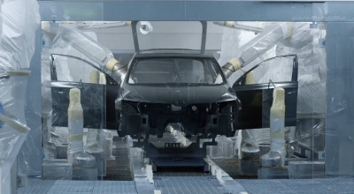 (VIDEO) Urmăreşte procesul de asamblare a unei Skoda Octavia. Vezi cum dintr-o fâşie de tablă se naşte un automobil! - Photo