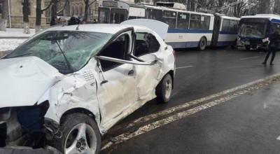 Femeia din acest taxi a decedat în drum spre spital... - Photo