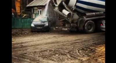 (VIDEO) Moldova. O maşină peste care a fost turnat beton, este spălată direct în stradă - Photo