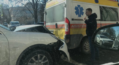 Accident în capitală! O ambulanță a fost lovită de un Porsche - Photo
