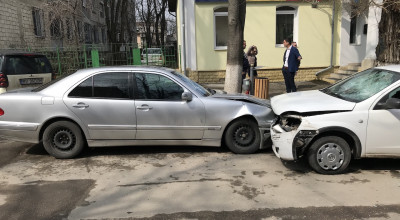 (VIDEO) Au înnebunit toți?! Un bărbat a tamponat câteva mașini, iar pe altele le-a distrus cu o lopată! - Photo