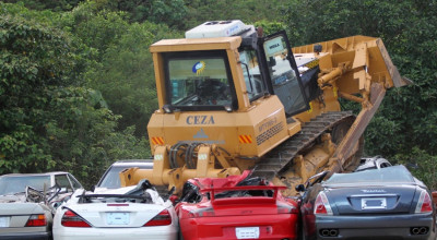 Autoritățile din Filipine au distrus public 14 automobile de lux! Printre acestea se numără: Maserati Quattroporte, BMW B12 Alpina, Porsche 911 GT3 și BMW Z1 - Photo