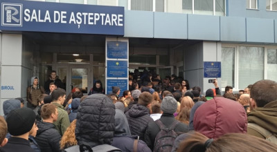Viitorii șoferi, stau la coadă pentru a depune dosarele la Registru! - Photo