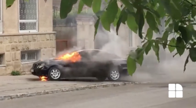 (VIDEO) Un Mercedes este cuprins de flăcări în centrul capitalei! - Photo