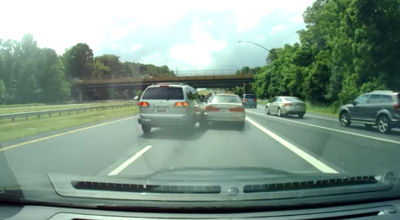 NU chiar ca la noi! Doi șoferi s-au despărțit în trafic imediat după accident, fără măcar să se deranjeze - Photo