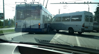 (FOTO) Treceți un pic mai în spate vă rog, să încapă și microbuzul! - Photo