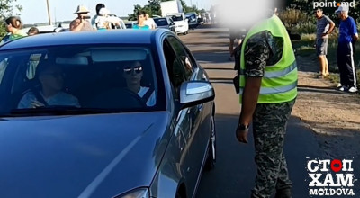 O șoferiță de Mercedes, a încercat să ocolească cele peste 100 de mașini în vamă. A ieșit cu scandal! - Photo