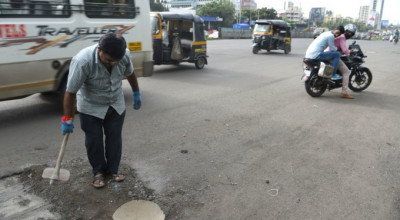 (VIDEO) A reparat 600 de gropi de pe carosabil în memoria fiului său decedat într-un accident! - Photo