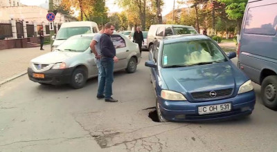 (VIDEO) Atenție șoferi! Peste noapte în centrul capitalei s-a format o gaură în asfalt care ”înghite” mașinile - Photo