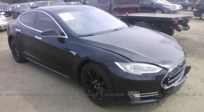 Visezi la o Tesla Model S? Vezi-o pe asta! E accidentată, dar cică se repară - Photo