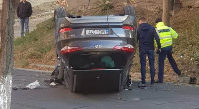 (FOTO) O șoferiță din capitală a pierdut controlul volanului, s-a izbit într-un copac și a răsturnat SUV-ul pe acoperiș! - Photo