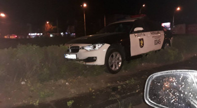 (VIDEO) Ofițerii de patrulare au încercat să derapeze cu BMW-ul de serviciu și au ajuns în tufiș! INP a întocmit o anchetă internă - Photo