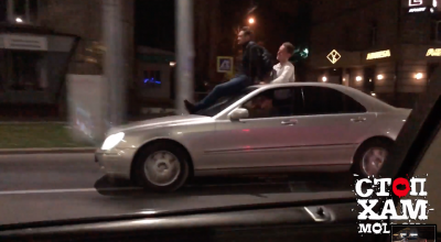 (VIDEO) Pasagerul a urcat pe capota mașinii iar șoferul conducea cu viteză prin centrul Chișinăului! Acum aceștia riscă amendă și puncte de penalizare - Photo