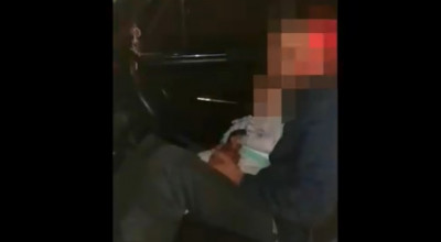 (VIDEO) Iresponsabilitate maximă! Un șofer de 25 de ani a fost prins beat la volan ținând în brațe propriul copil de doar un anișor! - Photo
