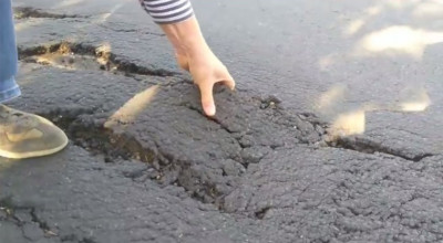 (VIDEO) Noi imagini ale drumurilor proaspăt renovate de pe care asfaltul se scoate cu mâna! - Photo