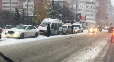 Început de iarnă pentru șoferii de vară: Zeci de accidente rutiere, cozi la vulcanizare și ambuteiaje! - Photo