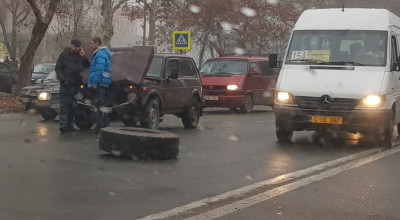 (FOTO) Roata unui camion a sărit într-o NIVA pe str. Calea Ieșilor! În zonă se formează ambuteiaje - Photo