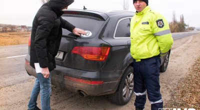 (FOTO) INP împarte abțibilduri cu inscripția ”MD” în rândurile șoferilor cu numere neutre! - Photo