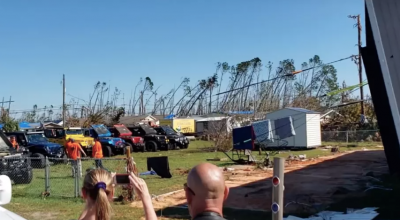 (VIDEO) Ce zici de asta? 12 Jeep-uri de off-road au ”pus pe picioare” o casă răsturnată de uraganul Michael! - Photo