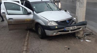 (FOTO) La Ciocana un taximetrist a intrat într-un stâlp! Pasagerul a fost transportat la spital - Photo
