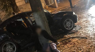 (VIDEO) Accident grav produs în centrul capitalei în seara de ieri. Doi tineri au fost duși la spital - Photo